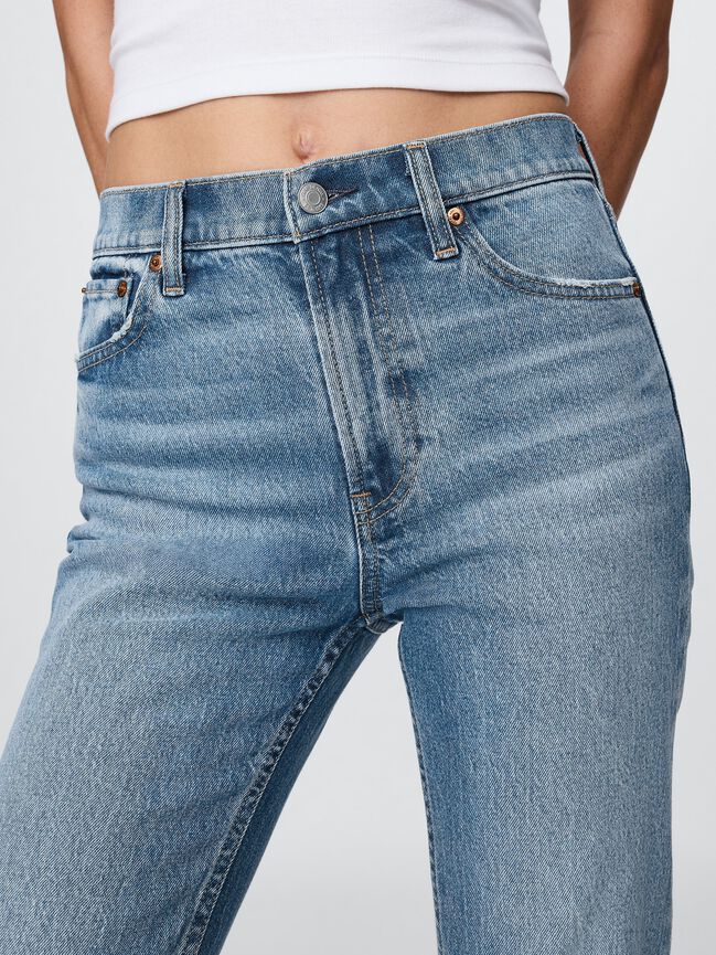 جينز ضيق مستقيم بخصر عالٍ بستايل التسعينات gap جينز ضيق مستقيم بخصر عالٍ بستايل التسعينات