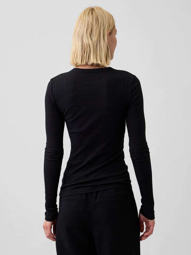 تي شيرت ياقة سبعة gap تي شيرت ياقة سبعة