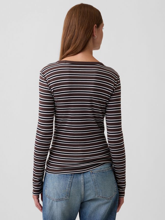تي شيرت ياقة سبعة gap تي شيرت ياقة سبعة