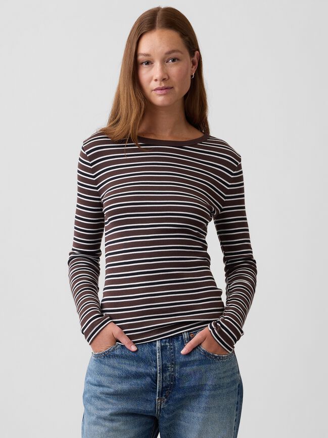 تي شيرت ياقة سبعة gap تي شيرت ياقة سبعة