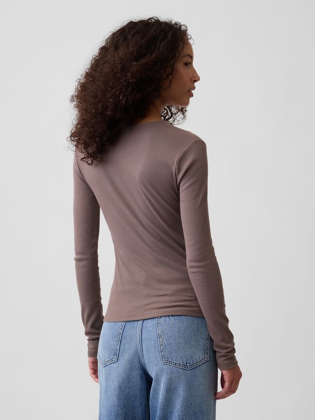 تي شيرت ياقة سبعة gap تي شيرت ياقة سبعة
