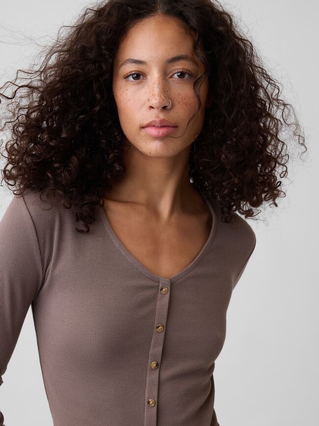 تي شيرت ياقة سبعة gap تي شيرت ياقة سبعة