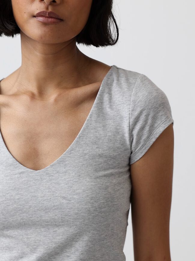 تي شيرت CloseKnit من الجيرسيه برقبة V gap تي شيرت closeknit من الجيرسيه برقبة v